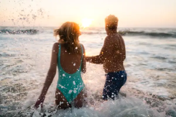 Ein Mann und eine Frau im Wasser.