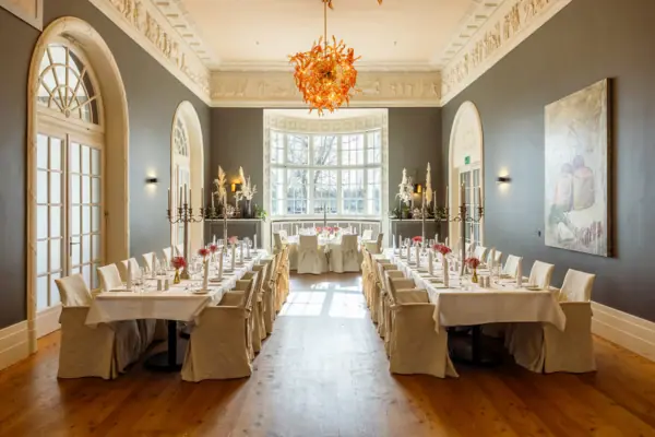 A room with tables and chairs at A-ROSA Travemünde.