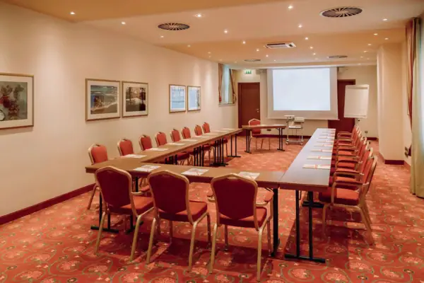 Ein Raum mit einem großen Tisch und Stühlen.