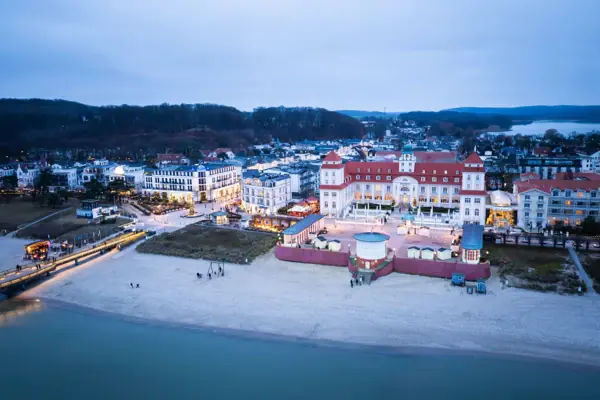 Stadtansicht mit Gebäuden und Strand im Vordergrund.