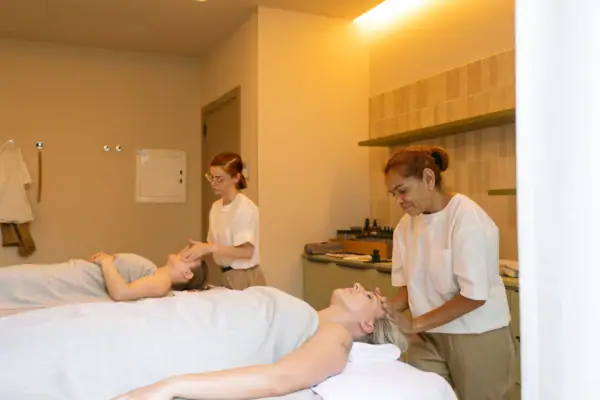 Massagen & Wellness im A-ROSA Gardasee Braut erhält eine Massage im Wellnessbereich des A-ROSA Gardasee.